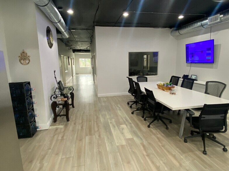 More Photos Of 6930 Owensmouth Ave, Canoga Park Office For Lease