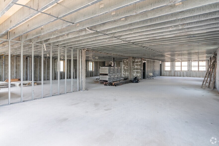 More Photos Of 37-31 10th St, Long Island City Light Distribution For Sale