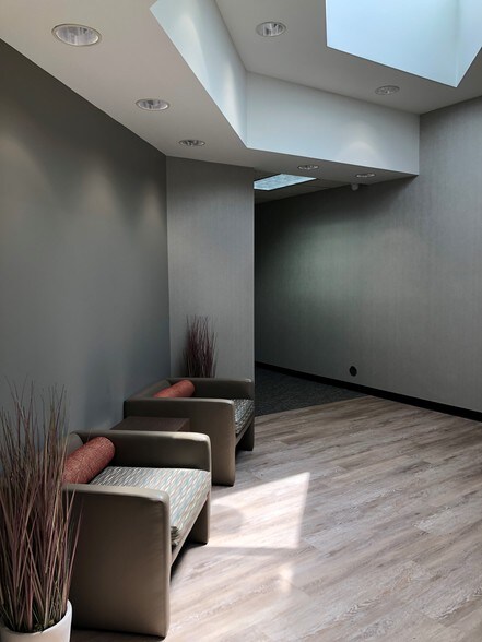 More Photos Of 27655 Middlebelt Rd, Farmington Hills Office For Lease