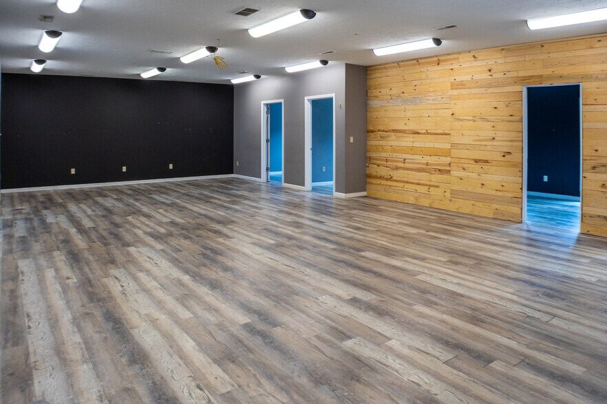More Photos Of 2504 Veterans Memorial Pky S, Lafayette Office For Sale