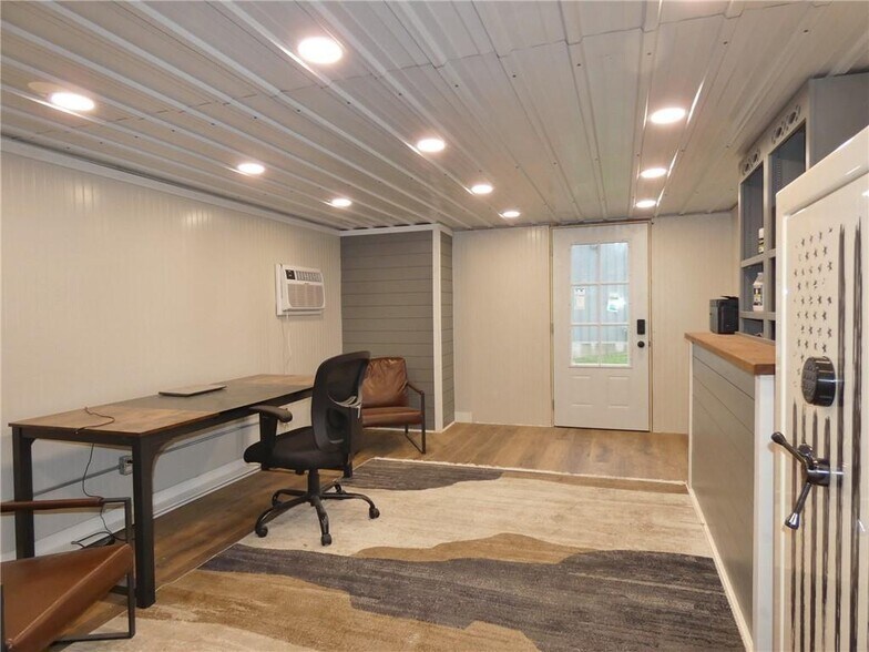 More Photos Of 2284 Graceland dr, Pella Flex For Sale