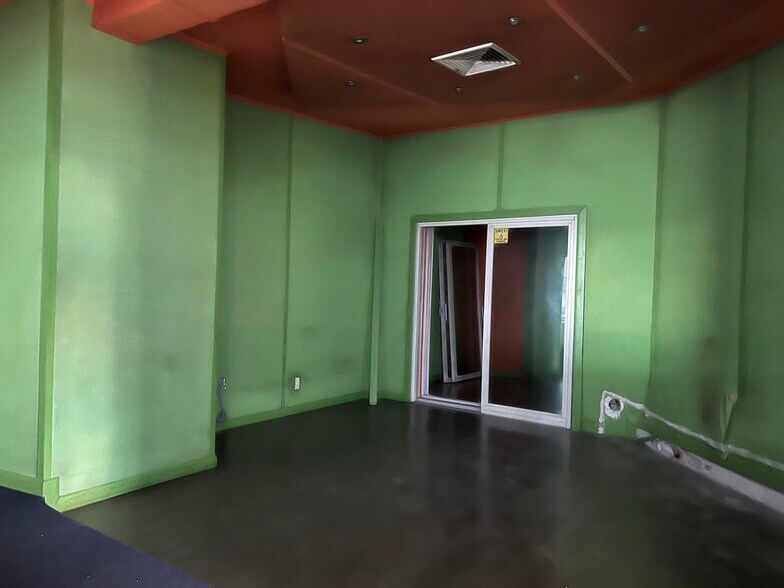 More Photos Of 600 Summit Ave, Union City General Retail For Sale