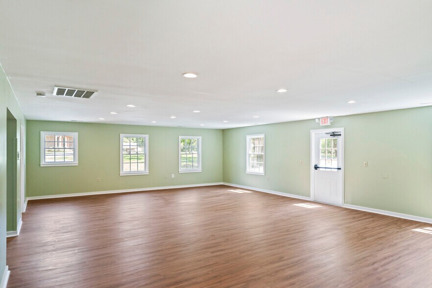More Photos Of 601 Catoctin Cir NE, Leesburg Specialty For Lease