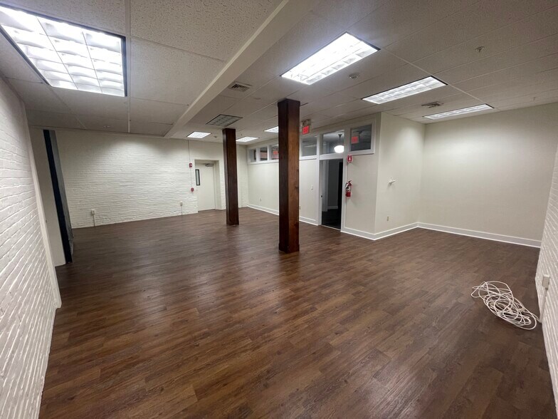 More Photos Of 15 Railroad Ave, Kingston Office For Lease