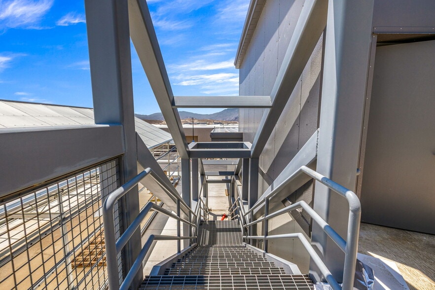 More Photos Of 18194 Blue Dream Crossing, Desert Hot Springs Manufacturing For Sale