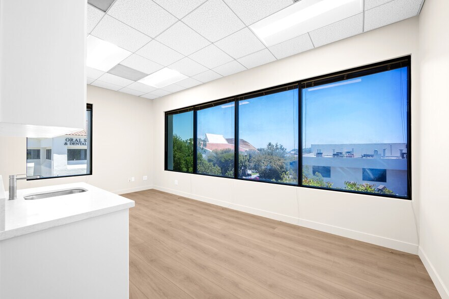 More Photos Of 24011 Ventura Blvd, Calabasas Medical For Lease
