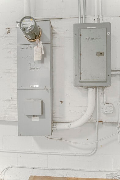 More Photos Of 14117-14123 Bessemer St, Van Nuys Warehouse For Lease