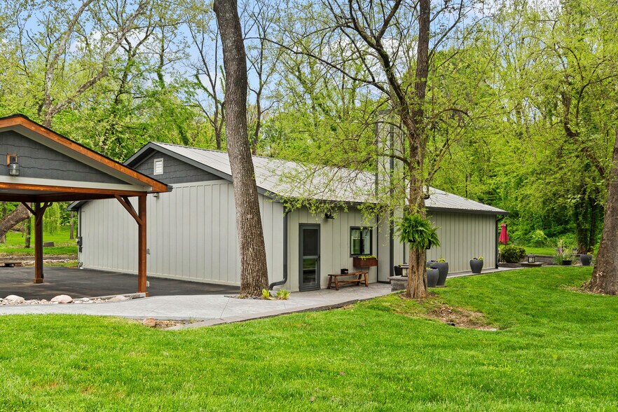 More Photos Of 11155 Hubbard Rd, Kansas City Flex For Sale