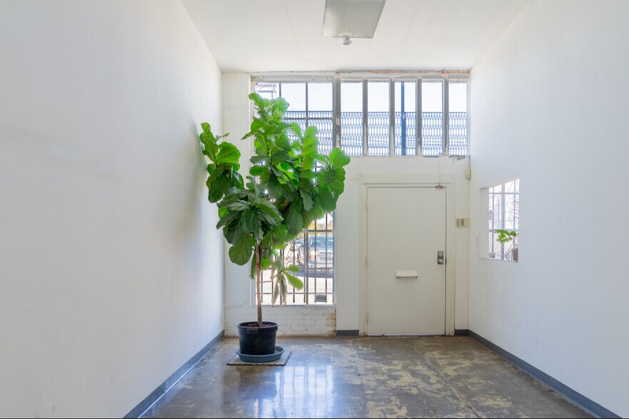 More Photos Of 2900 E 11th St, Los Angeles Warehouse For Lease