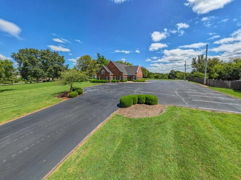 More Photos Of 1404 N Main St, Shelbyville Office Residential For Lease