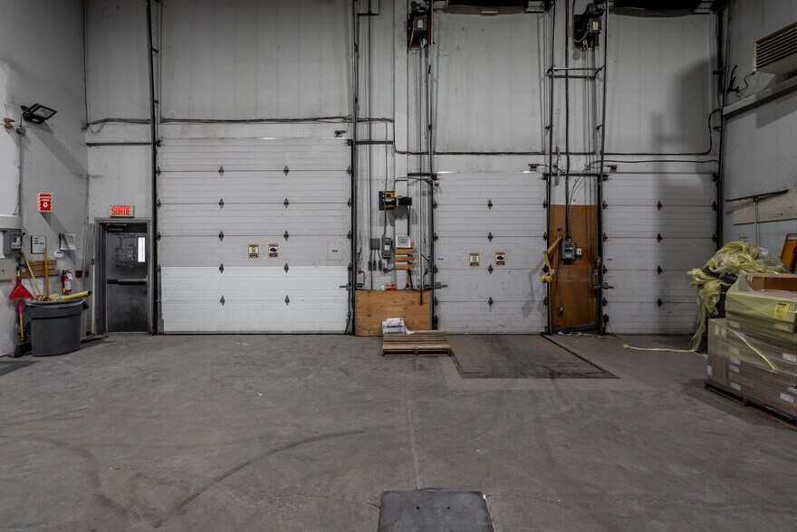 More Photos Of 2180 Lapinière, Brossard Showroom For Sale