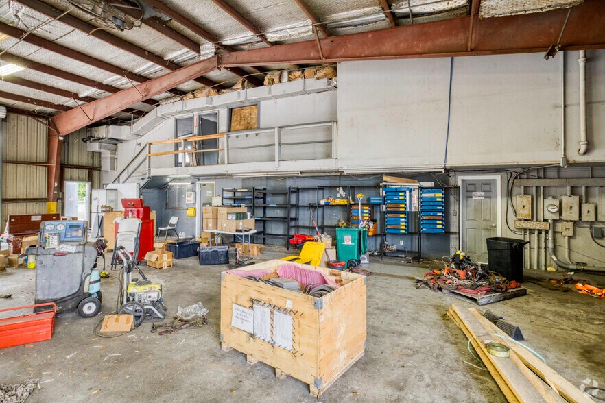 More Photos Of 9516 E Dr Martin Luther King Blvd, Tampa Warehouse For Lease