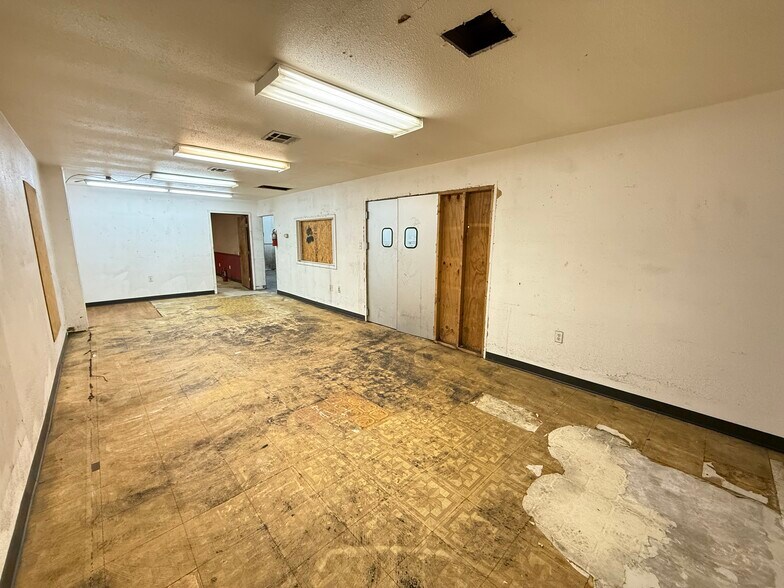 More Photos Of 11104 N Lamar Blvd, Austin Showroom For Lease