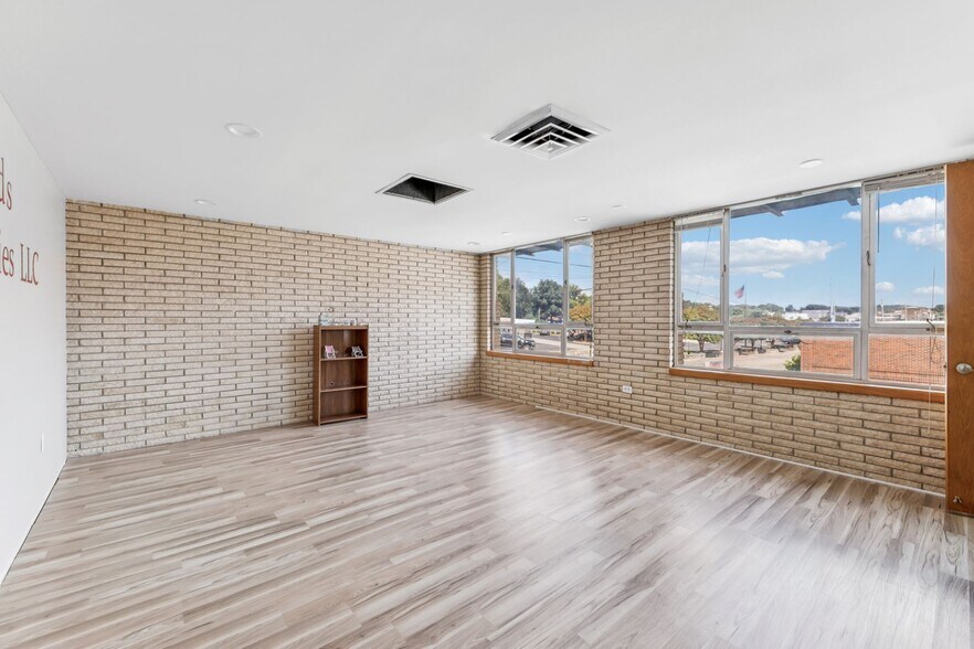 More Photos Of 506 College St W, Fayetteville Office For Sale