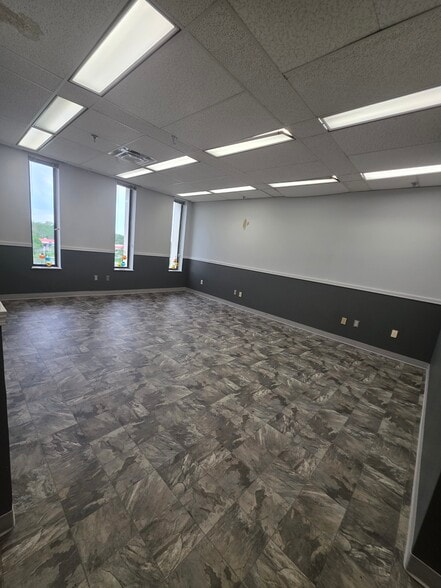 More Photos Of 2700 E Dublin Granville Rd, Columbus Office For Lease