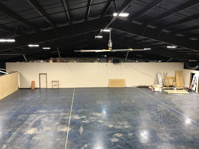 More Photos Of 6970 N Broadway St, Kansas City Showroom For Lease
