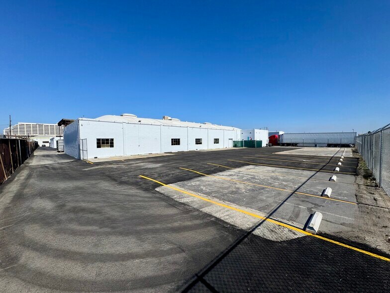 More Photos Of 5400 W 104th St, Los Angeles Manufacturing For Lease