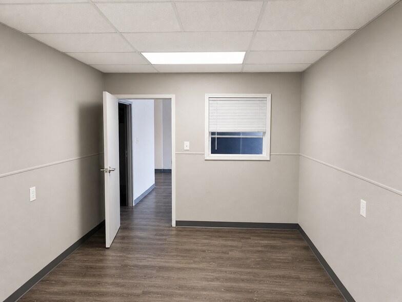 More Photos Of 10298 Airline Hwy, Saint Rose Service For Lease