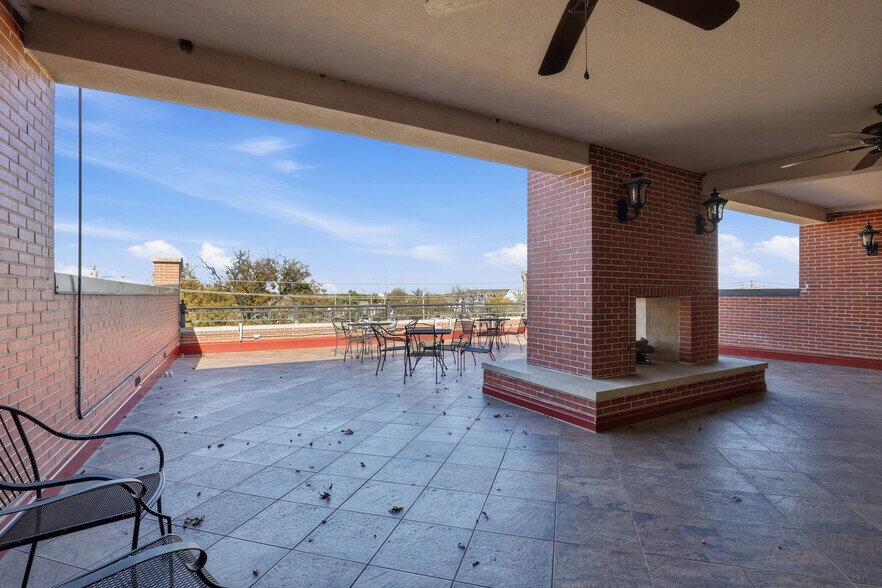 More Photos Of 140 E Main St, Lewisville Office For Sale