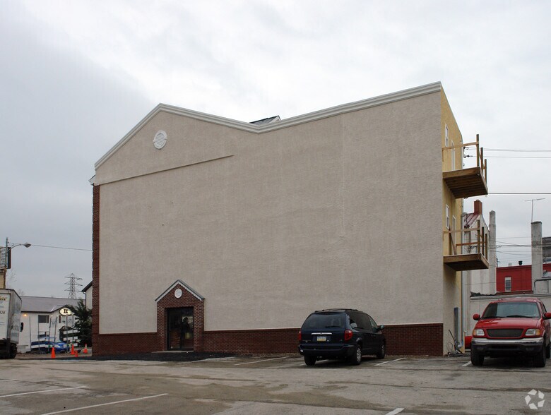 More Photos Of 201 Dekalb St, Bridgeport Freestanding For Lease