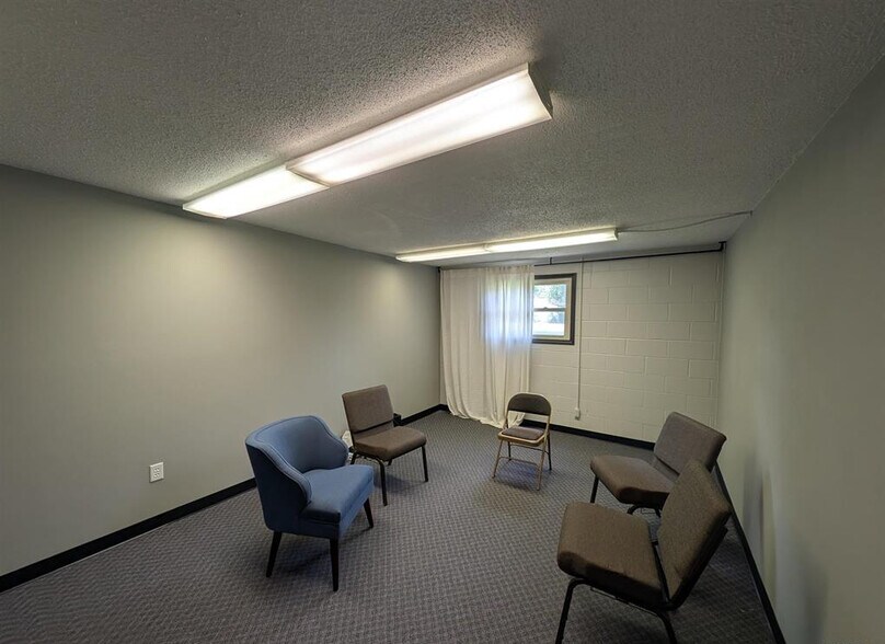 More Photos Of 2221 N Parkway Dr, Pekin Religious Facility For Lease