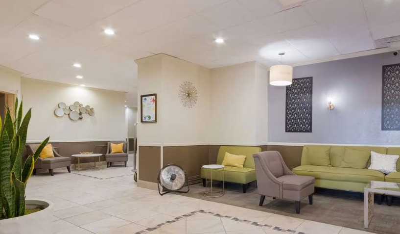 More Photos Of 1125 E Gore Blvd, Lawton Hotel For Sale