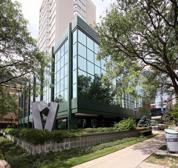 More Photos Of 20 Holly St, Toronto Apartments For Lease