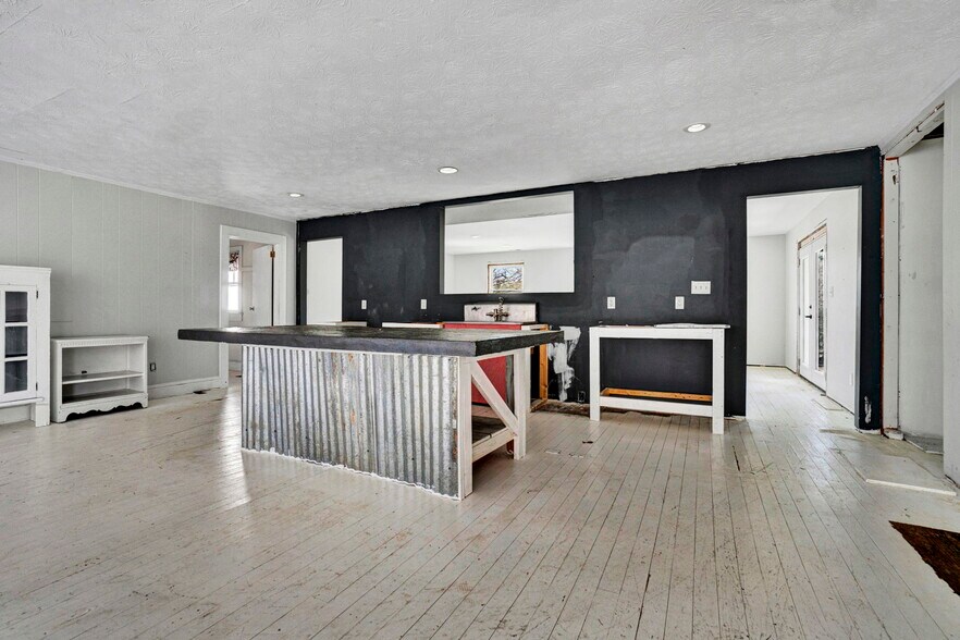 More Photos Of 12117 Highway 221, Woodruff Office For Sale