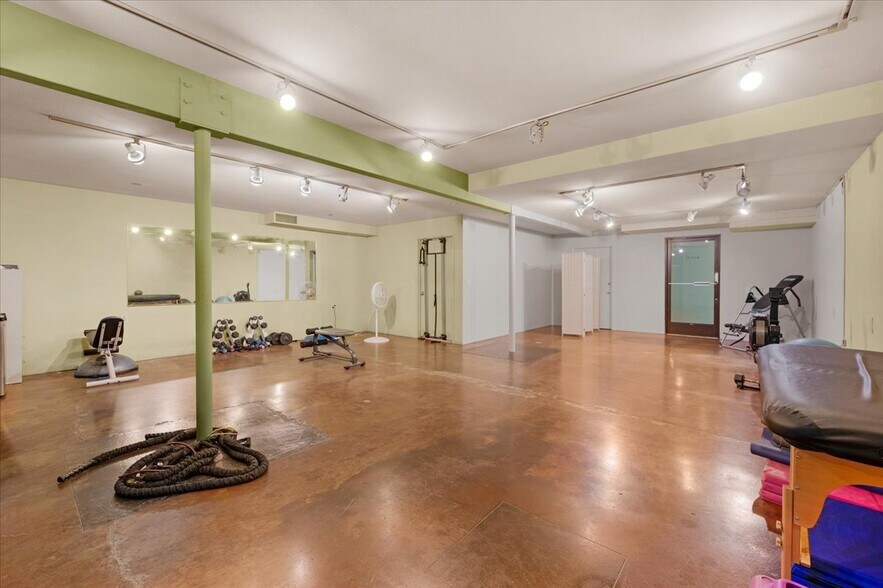 More Photos Of 339 W D St, Lemoore Storefront For Sale