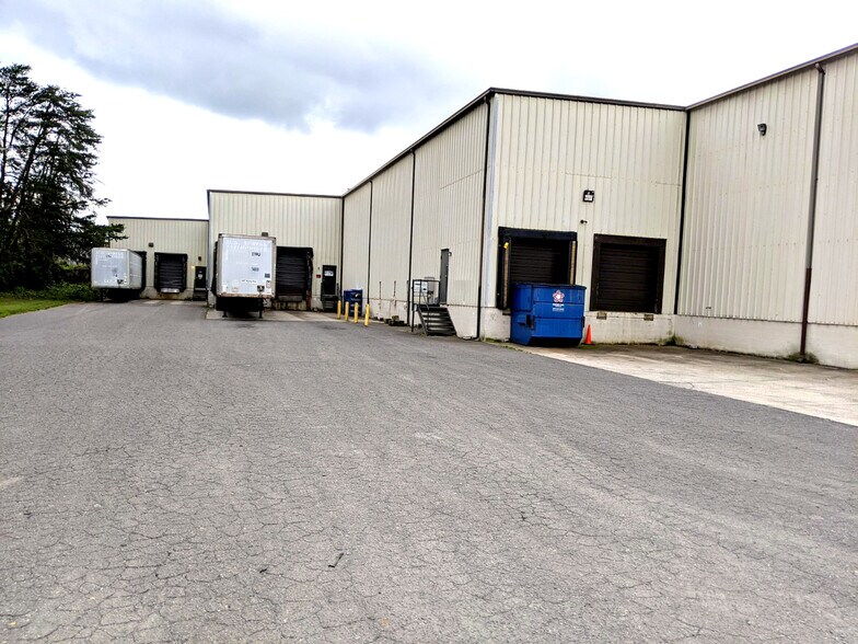 More Photos Of 4409 Providence Ln, Winston-Salem Warehouse For Lease