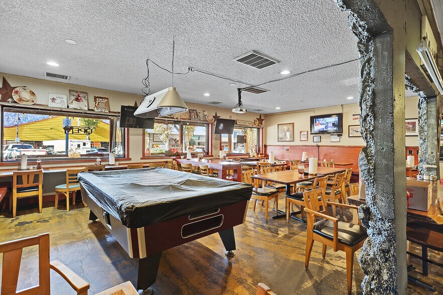 More Photos Of 216 W Steuben St, Cook General Retail For Sale