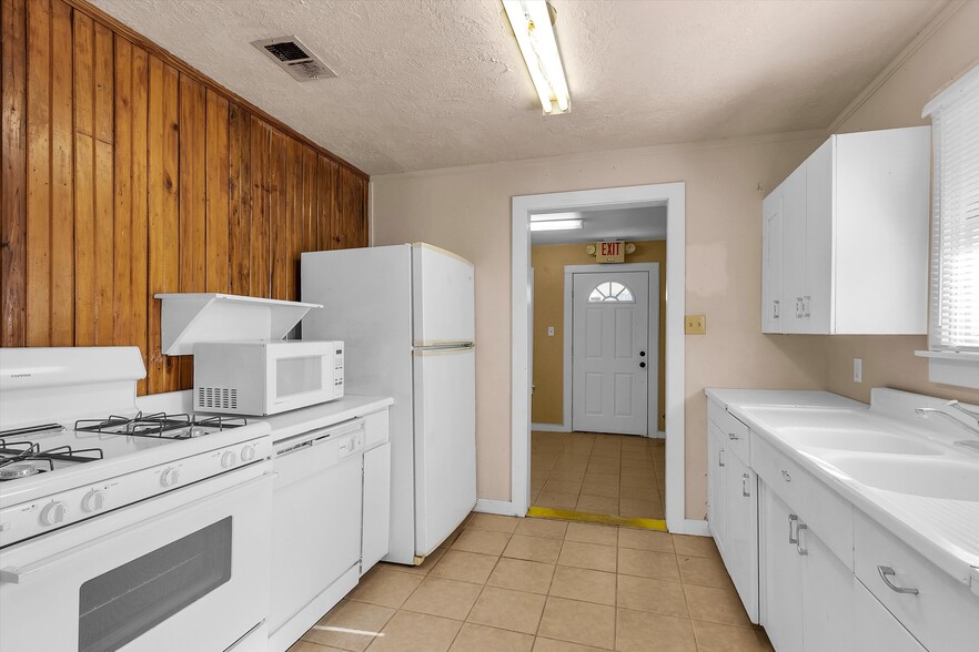 More Photos Of 207 W Montgomery St, Willis Office For Lease