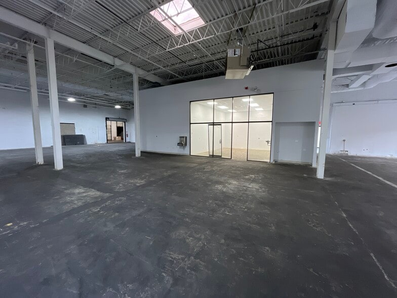 More Photos Of 909 E Orchard St, Mundelein Research And Development For Lease
