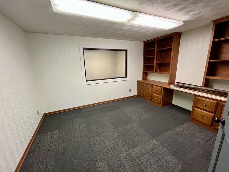 More Photos Of 1759 E Elm St, Springfield Office For Lease