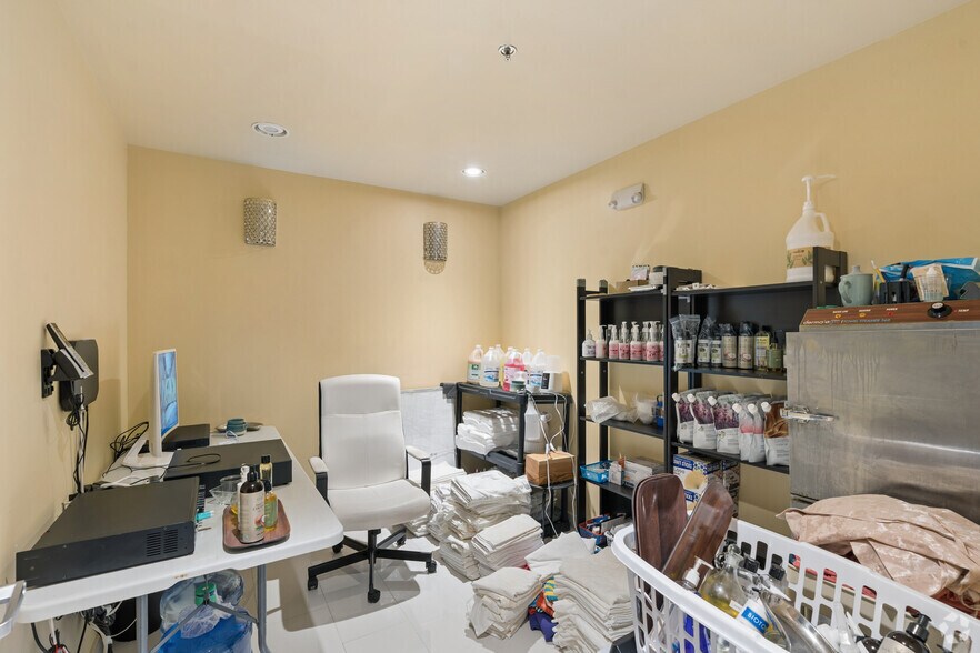 More Photos Of 18318 University Blvd, Sugar Land Storefront For Lease