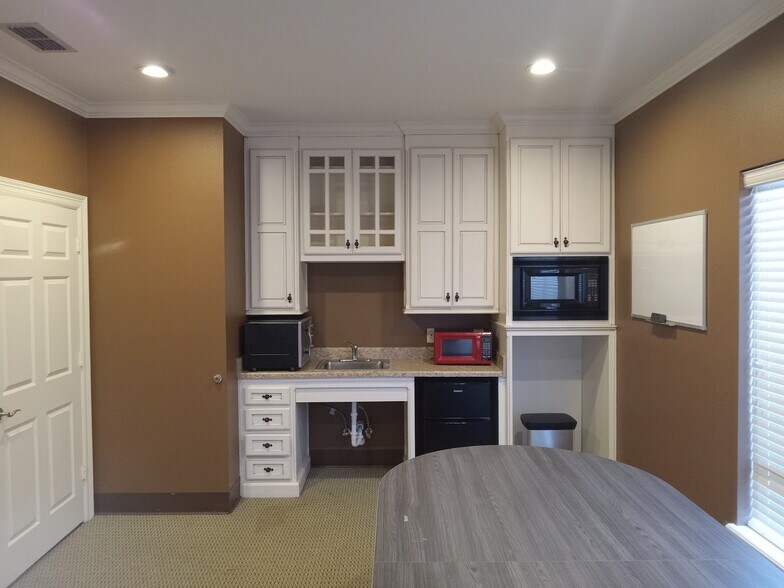 More Photos Of 2702 Calloway Rd, Tyler Office For Lease