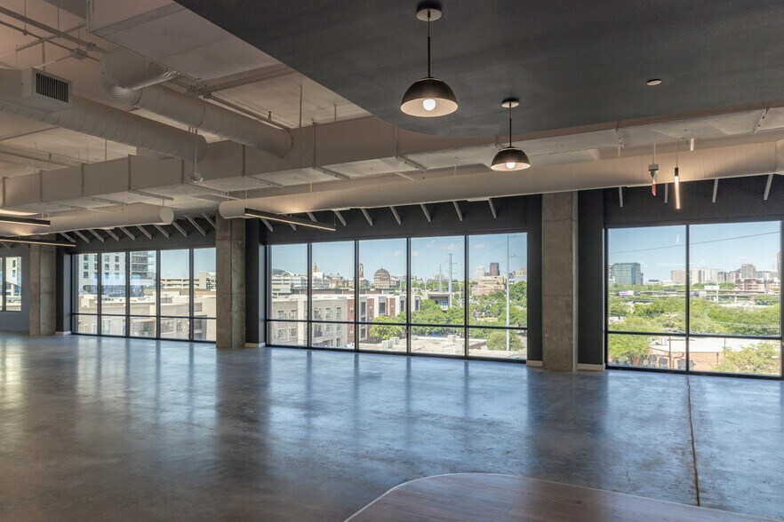 More Photos Of 1333 Oak Lawn Ave, Dallas Office For Lease