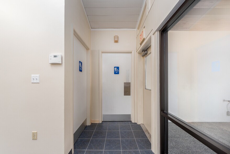 More Photos Of 300 S Saturn Ave, Clearwater Flex For Sale