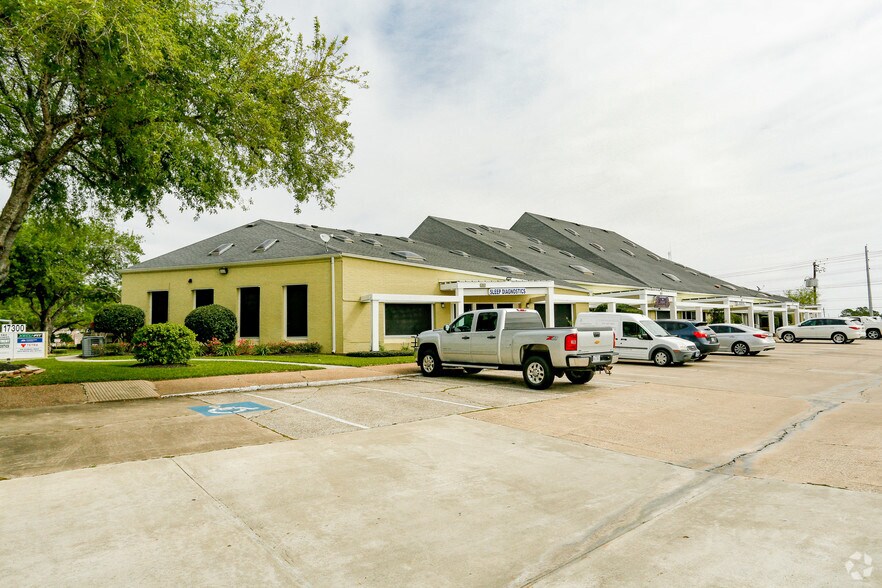 More Photos Of 17300 Saturn Ln, Houston Medical For Lease