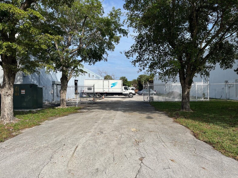 More Photos Of 5295 NW 163rd St, Miami Lakes Warehouse For Lease