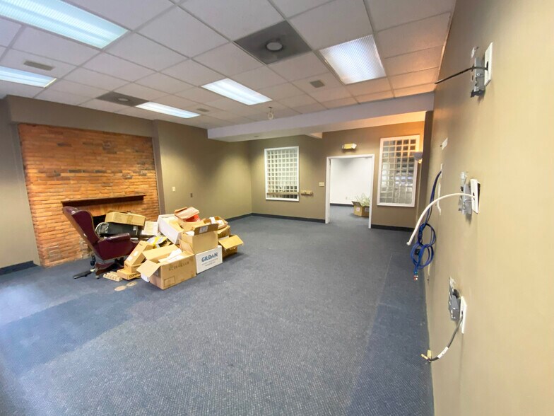 More Photos Of 214 E Lexington St, Baltimore Office For Sale