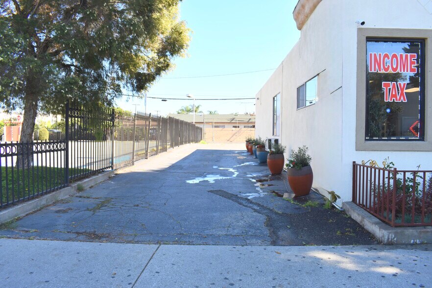 More Photos Of 14812 Paramount Blvd, Paramount Fast Food For Sale