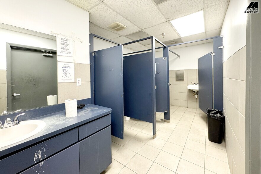 More Photos Of 1361-1363 NW 155th Dr, Miami Warehouse For Lease