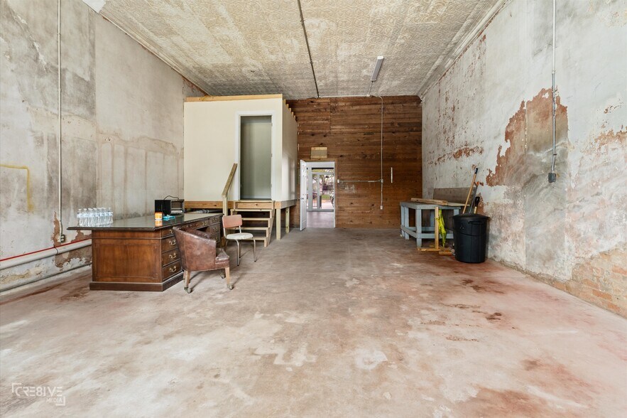 More Photos Of 157 S Henderson St, Rusk Flex For Sale