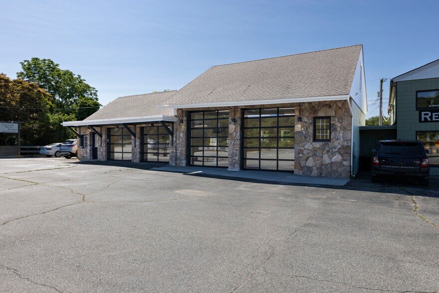 More Photos Of 5680 Post Rd, Charlestown General Retail For Lease
