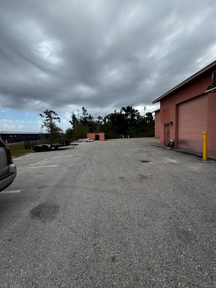 More Photos Of 10650 Metro Pky, Fort Myers Showroom For Lease