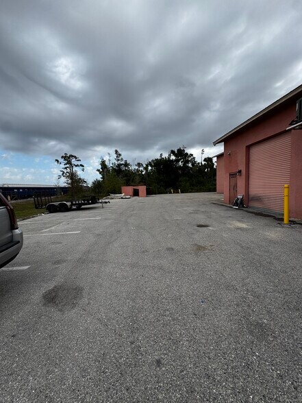 More Photos Of 10650 Metro Pky, Fort Myers Showroom For Lease