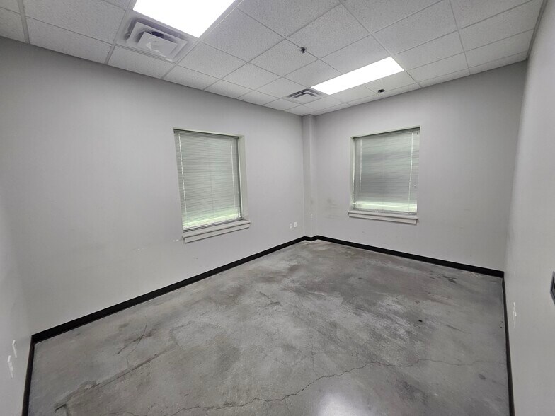 More Photos Of 1516 Ferguson Ln, Austin Light Distribution For Lease