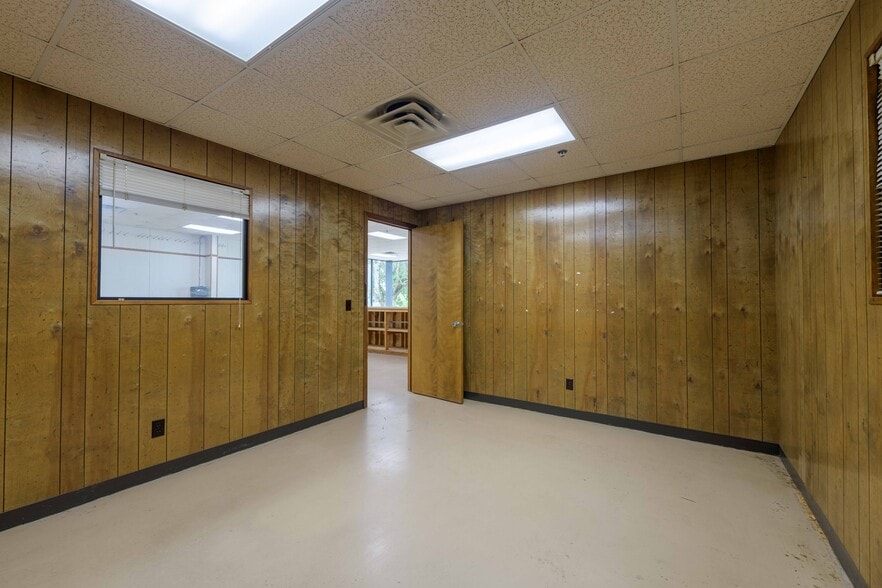 More Photos Of 494 Richardson Rd SE, Calhoun Freestanding For Sale