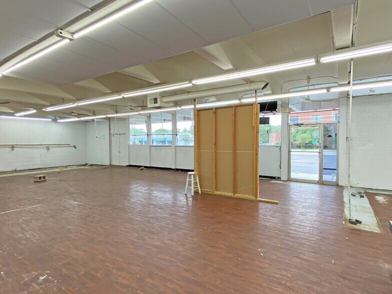 More Photos Of 32330 Grand River Ave, Farmington Freestanding For Lease